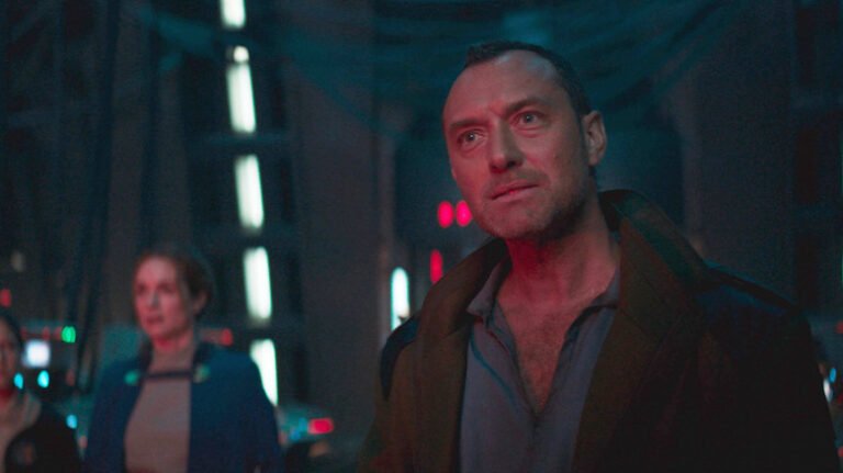 Jude Law as Jod Na Nawood stares at the Supervisor in Star Wars: Skeleton Crew